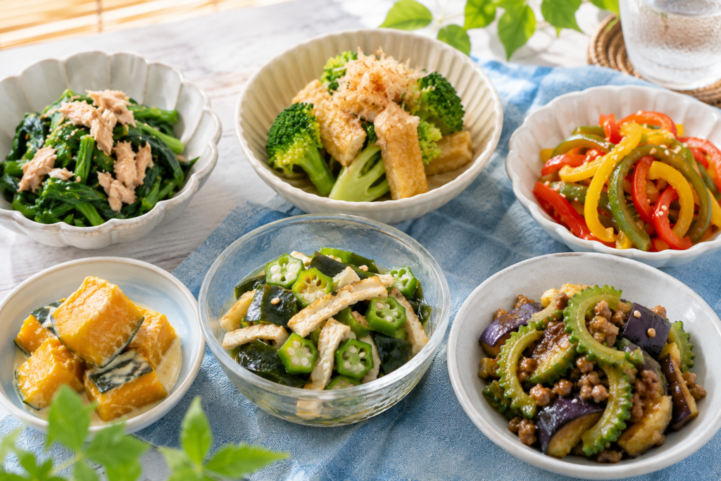 色とりどりの和風小鉢料理